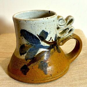STUDIO POTTERY Wide Base Narrow Shaft Floral  Pattern Fun Handle Handmade Mug